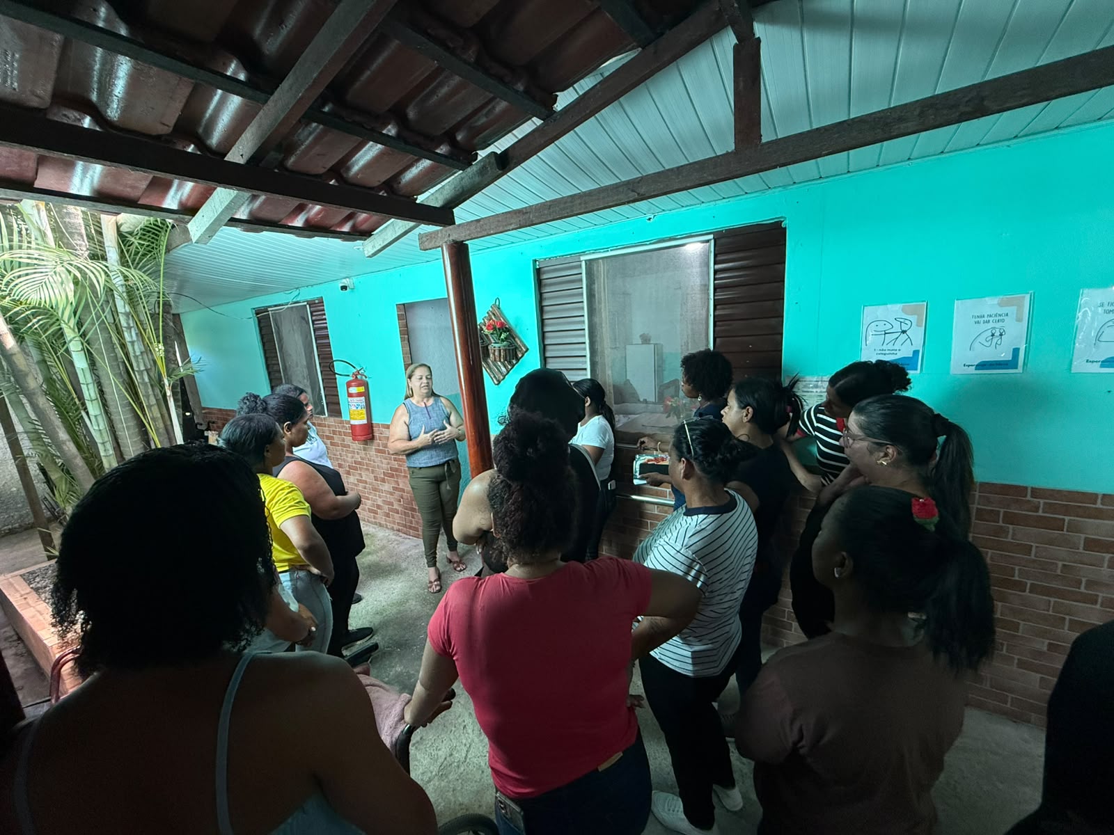 Alunas realizando práticas de atendimento e manuseio de equipamentos