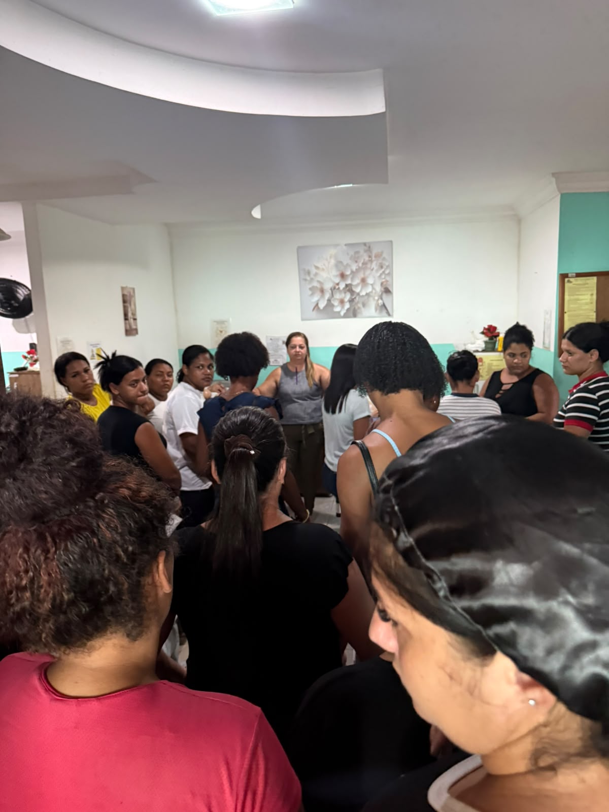 Turma de alunos reunida durante a formação presencial de cuidador
