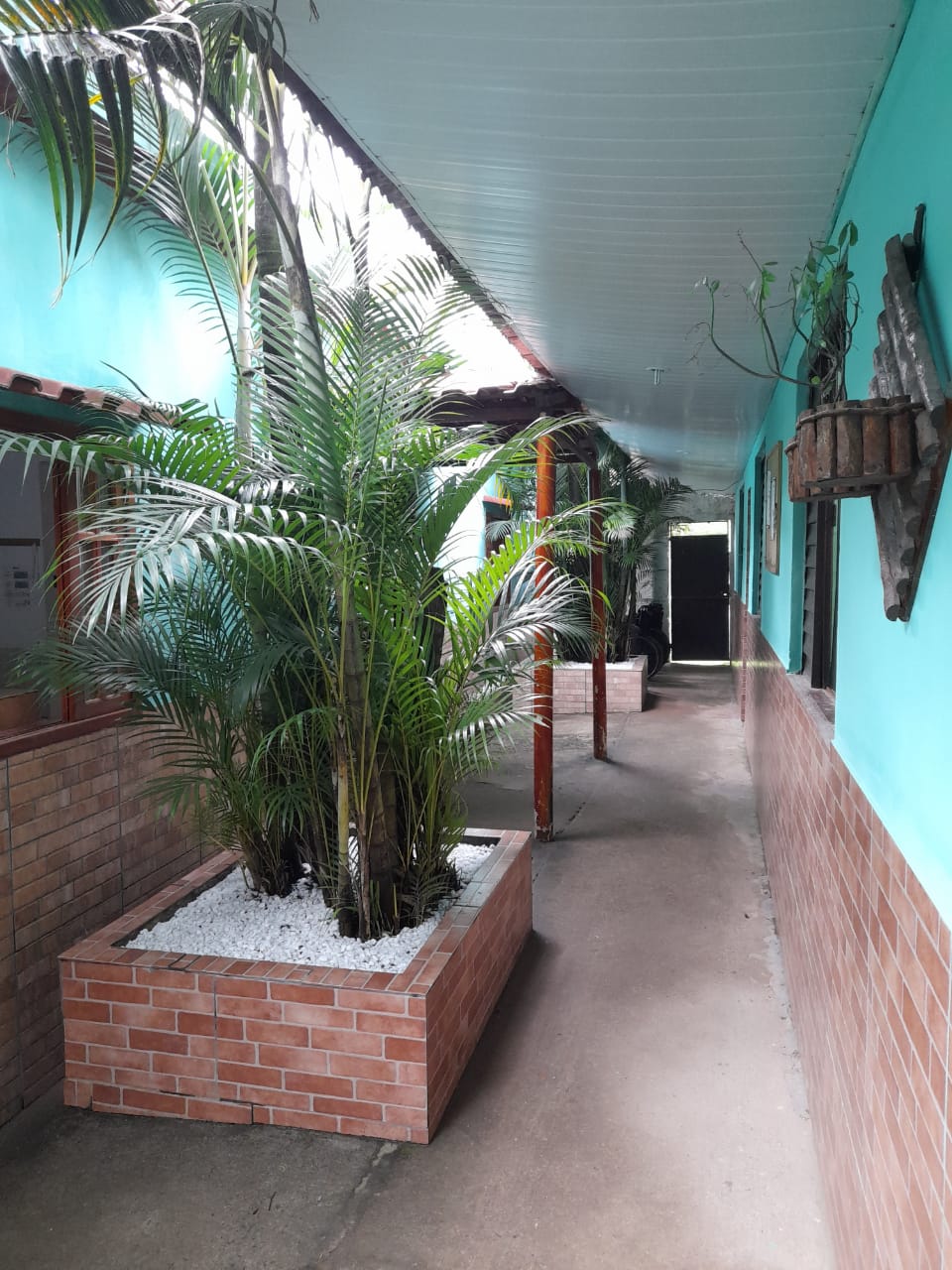 Corredor e jardim de convivência da Casa de Repouso Lar Esperança do Idoso