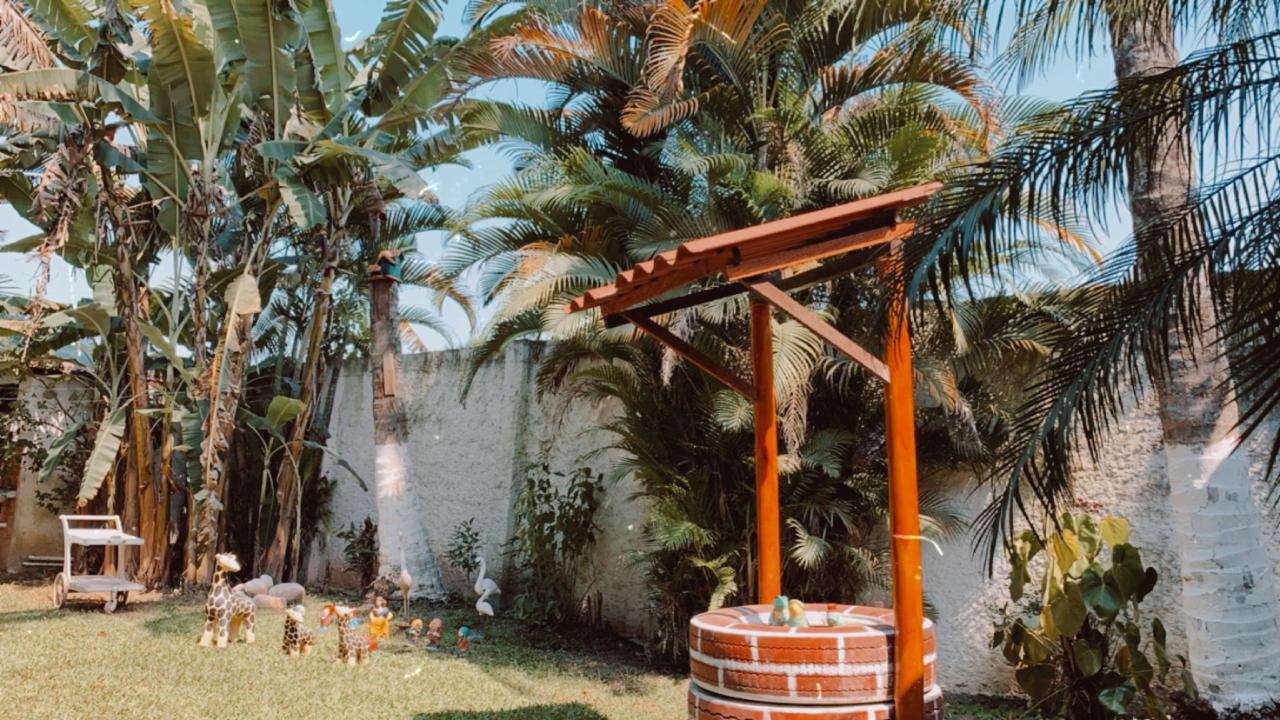 Área externa ampla, arborizada e segura